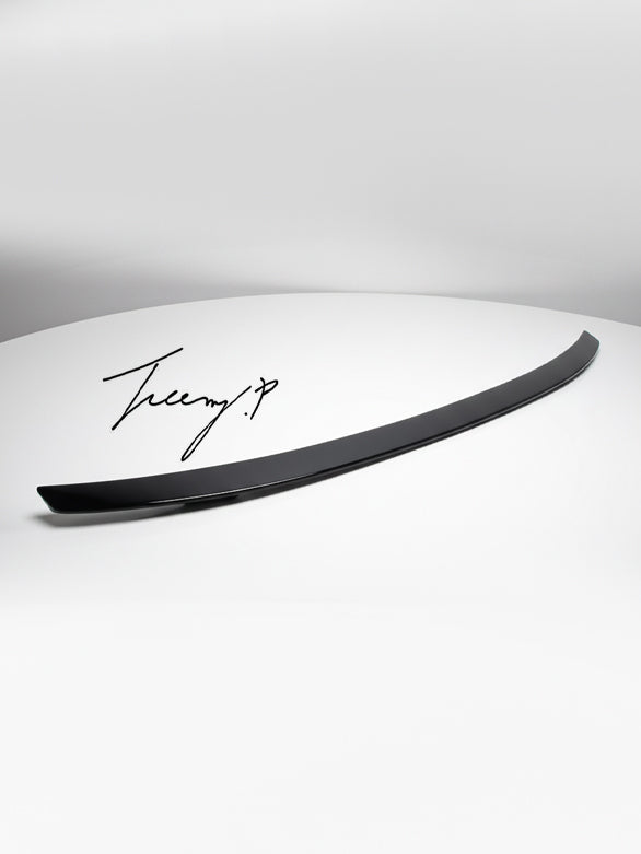 Glossy black rear boot spoiler for BMW 7 Series G70 (2023+).